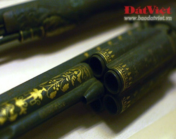 Khẩu súng của vua Minh Mạng (có niên đại từ năm 1831) được bảo quản tốt, vẫn giữ được các họa tiết trang trí bằng vàng rất tinh tế. Ảnh (theo Đất Việt)